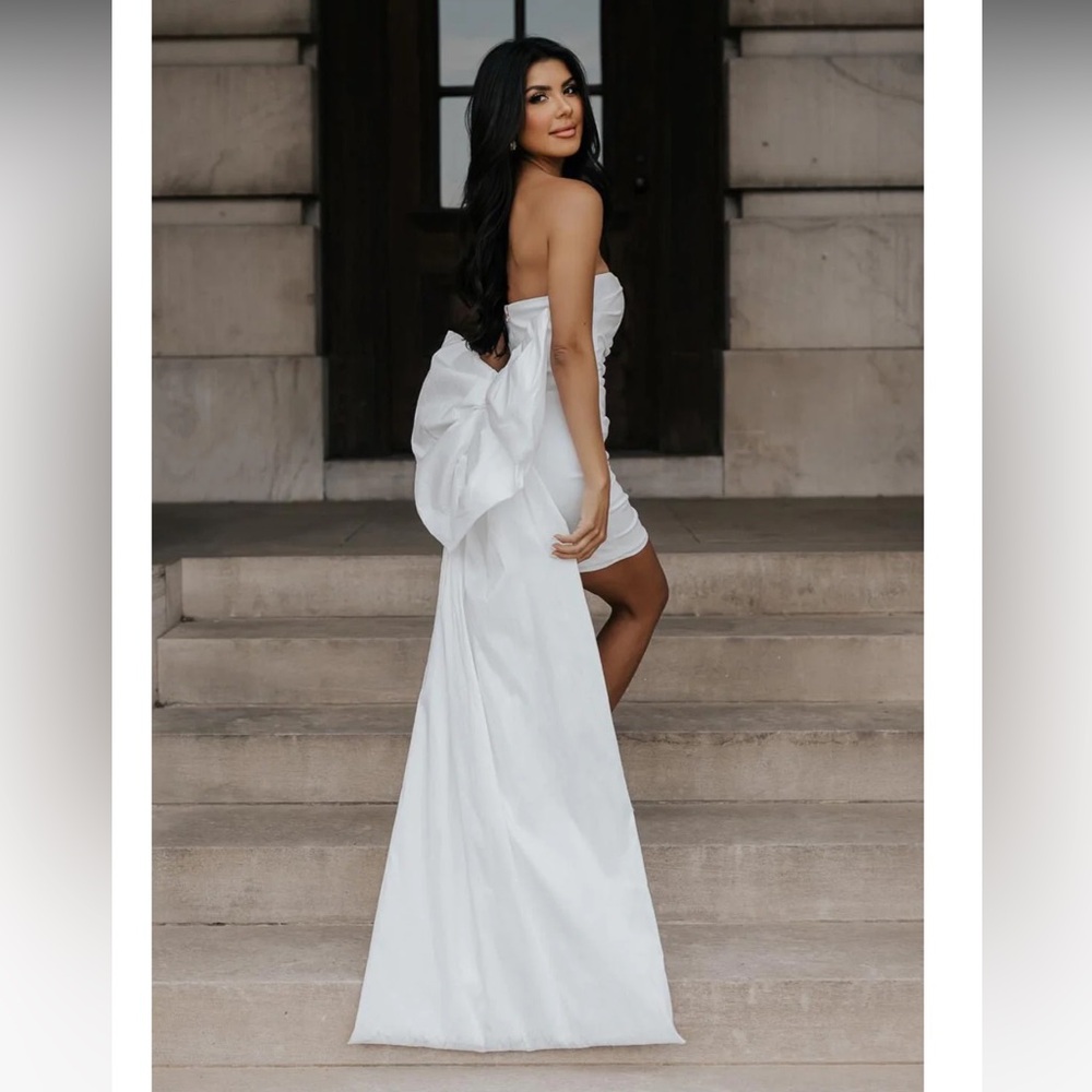 Nookie adore me two way White Strapless dress with Dramatic Bow Train
